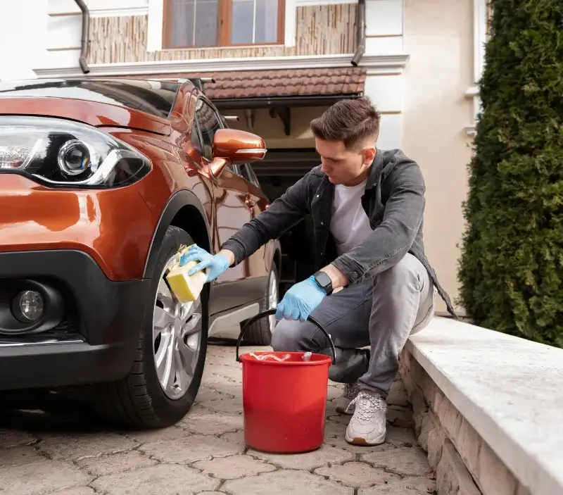 Lavage auto à domicile Saint-Aubin-d'Arquenay : professionnel intervenant sur un véhicule